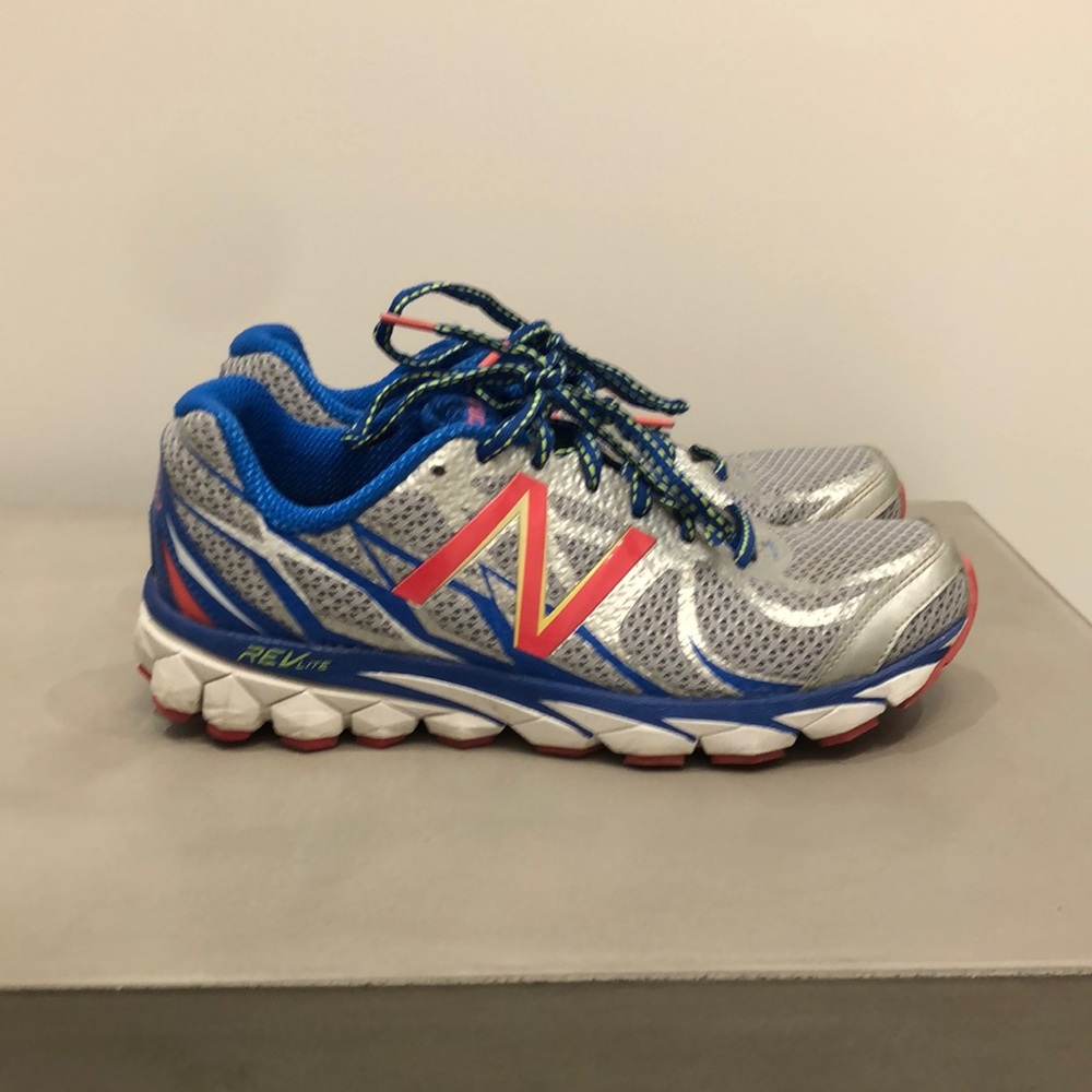 EUC New Balance 3190 running shoe women’s 9.5
